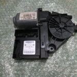 MOTOR ELEVALUNAS DE PUERTA DEL CONDUCTOR 1T0959701D - UNIDAD ELECTRONICA 1K0959793J VOLKSWAGEN TOURAN - VOLKSWAGEN CADDY III - SKODA OCTAVIA II (2004-2013)
