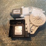 MOTOR ELEVALUNAS DE PUERTA DELANTERA DERECHA 1K3837402S - 1K0959702M - UNIDAD ELECTRONICA 1K0959792J VOLKSWAGEN GOLF V (2003-2008)