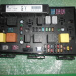MODULO DE FUSIBLES BSM DEL MOTOR 13206751 (GY) - HELLA 5DK008668-14 OPEL ASTRA H - OPEL ZAFIRA B (2004-2009)
