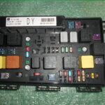 MODULO DE FUSIBLES BSM DEL MOTOR 13181658 (DY) - HELLA 5DK008668-31 OPEL ASTRA H - OPEL ZAFIRA B (2004-2009)
