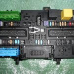 MODULO DE FUSIBLES BSM DEL MALETERO 13220830 (HP) - OPEL ASTRA H - OPEL ZAFIRA B (2004-2009)