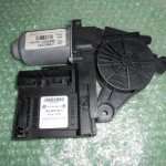 MOTOR ELEVALUNAS DE PUERTA DELANTERA DERECHA 1T0959702 - UNIDAD ELECTRONICA 1K0959792C VOLKSWAGEN TOURAN - VOLKSWAGEN CADDY III - SKODA OCTAVIA II (2004-2012)