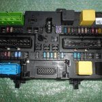 MODULO DE FUSIBLES BSM DEL MALETERO 13220832 (HU) - OPEL ASTRA H - OPEL ZAFIRA B (2004-2009)