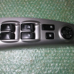 BOTONERA ELEVALUNAS DE PUERTA DEL CONDUCTOR 483493-1110 KIA SPORTAGE II (2004-2010)