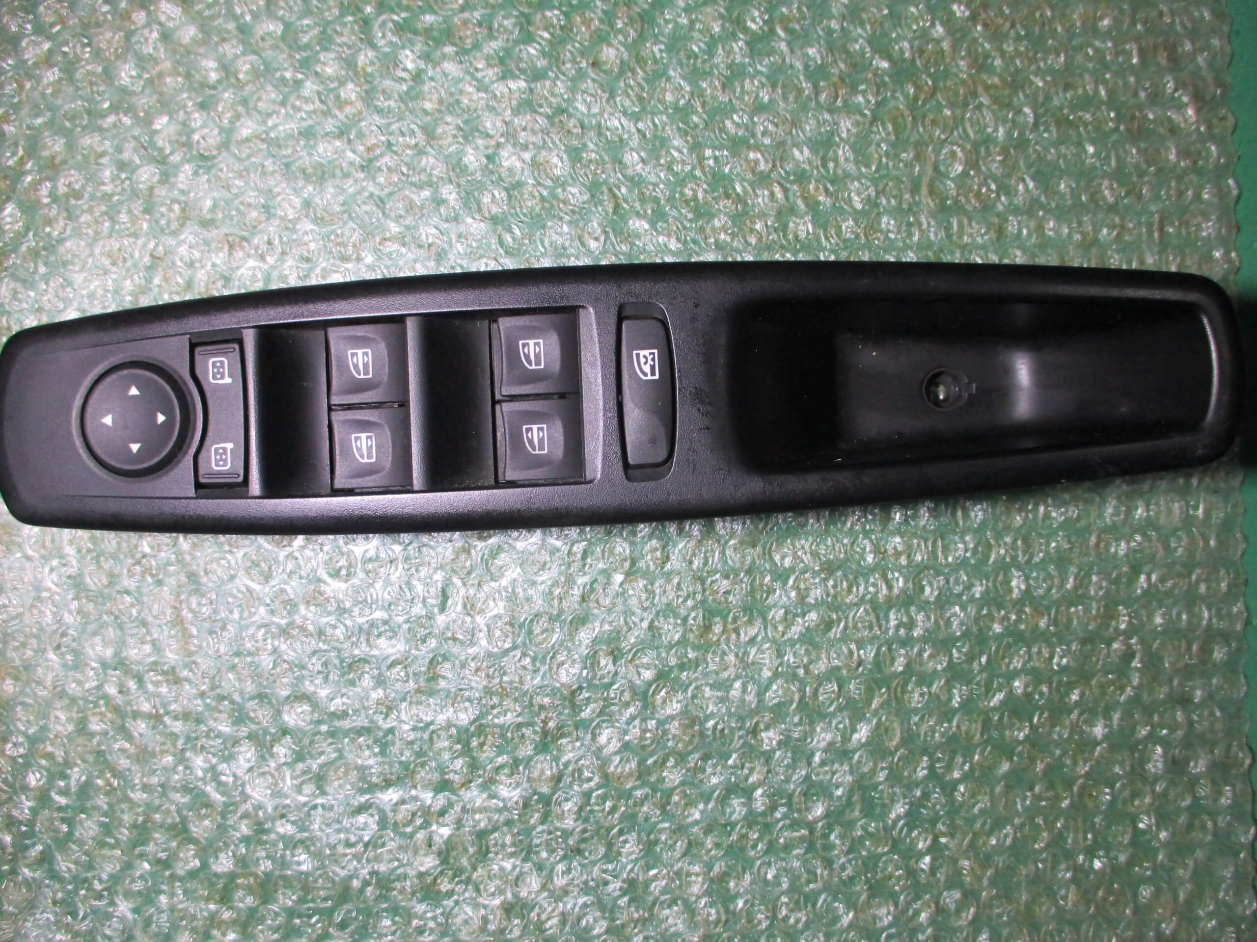 BOTONERA ELEVALUNAS DE PUERTA DEL CONDUCTOR 809610016R RENAULT SCÉNIC III - RENAULT MEGANE III (2009-2016)