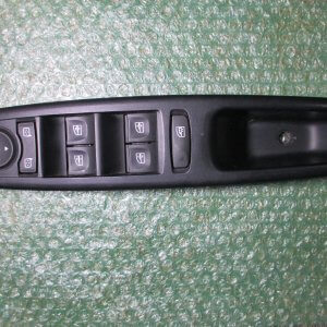 BOTONERA ELEVALUNAS DE PUERTA DEL CONDUCTOR 809610017R RENAULT LAGUNA III - RENAULT MEGANE III (2009-2016)