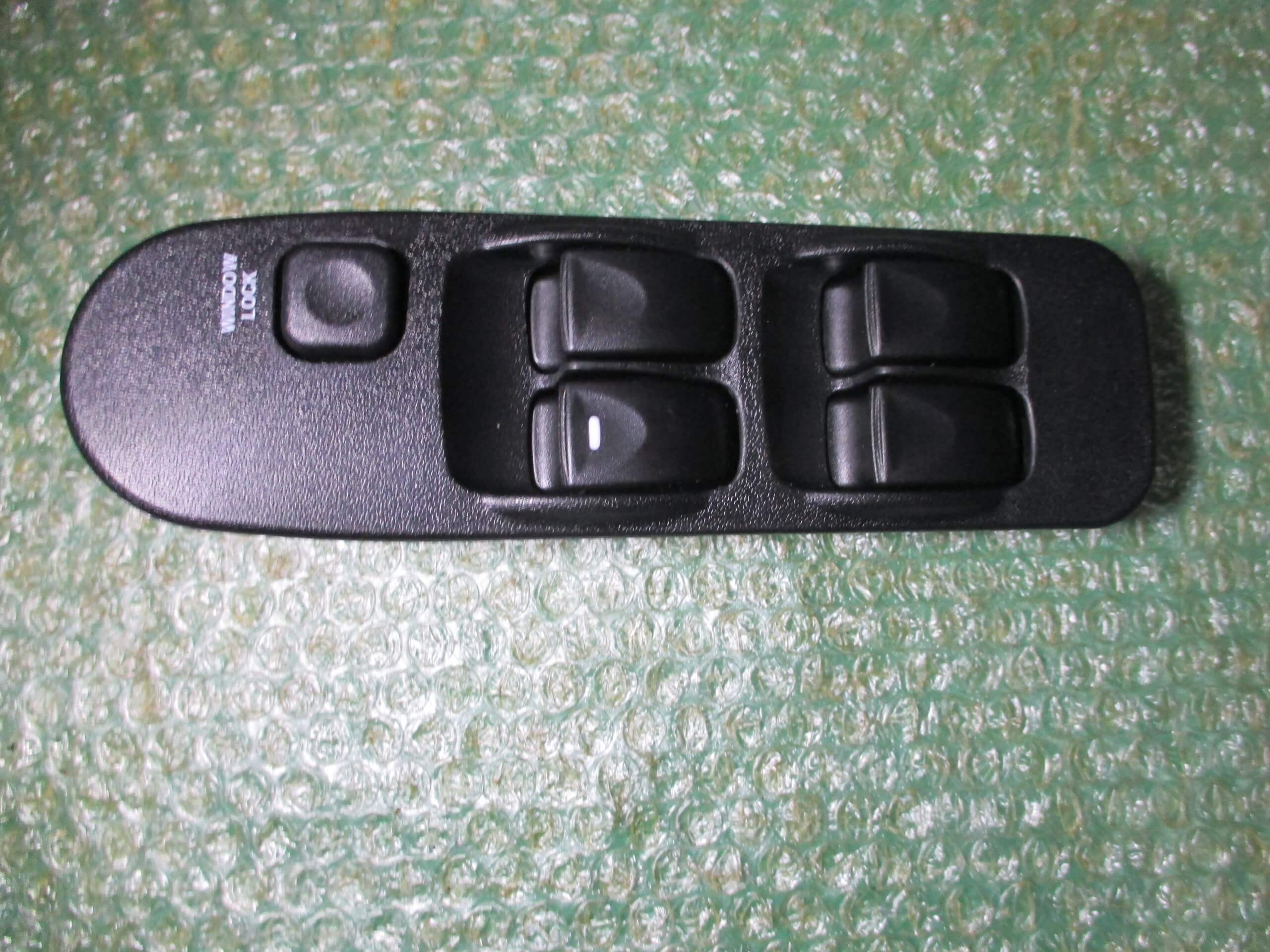 BOTONERA ELEVALUNAS DE PUERTA DEL CONDUCTOR MR740599 MITSUBISHI CARISMA (1995-1999)