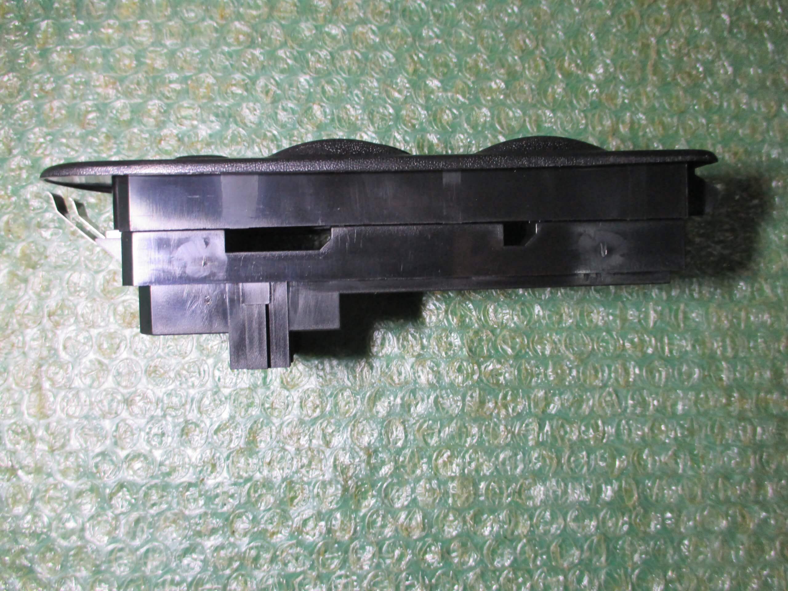 BOTONERA ELEVALUNAS DE PUERTA DEL CONDUCTOR MR740599 MITSUBISHI CARISMA (1995-1999) - Imagen 2