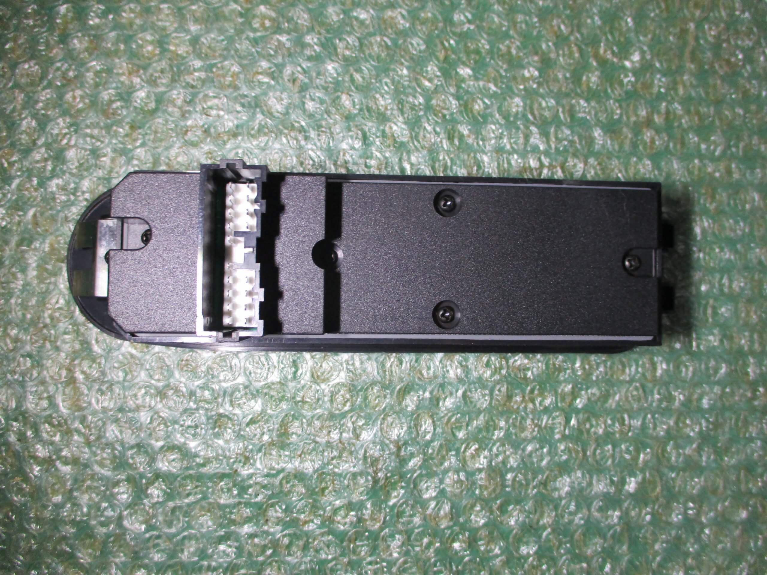 BOTONERA ELEVALUNAS DE PUERTA DEL CONDUCTOR MR740599 MITSUBISHI CARISMA (1995-1999) - Imagen 3