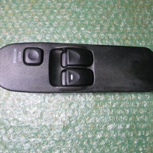 BOTONERA ELEVALUNAS DE PUERTA DEL CONDUCTOR MR213984 MITSUBISHI CARISMA (1995-1999)