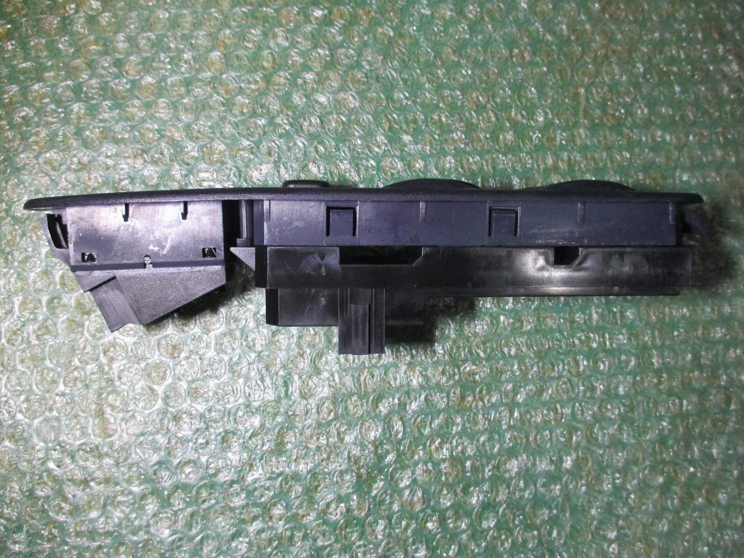 BOTONERA ELEVALUNAS DE PUERTA DEL CONDUCTOR MR792841 MITSUBISHI CARISMA (2002-2004) - Imagen 2