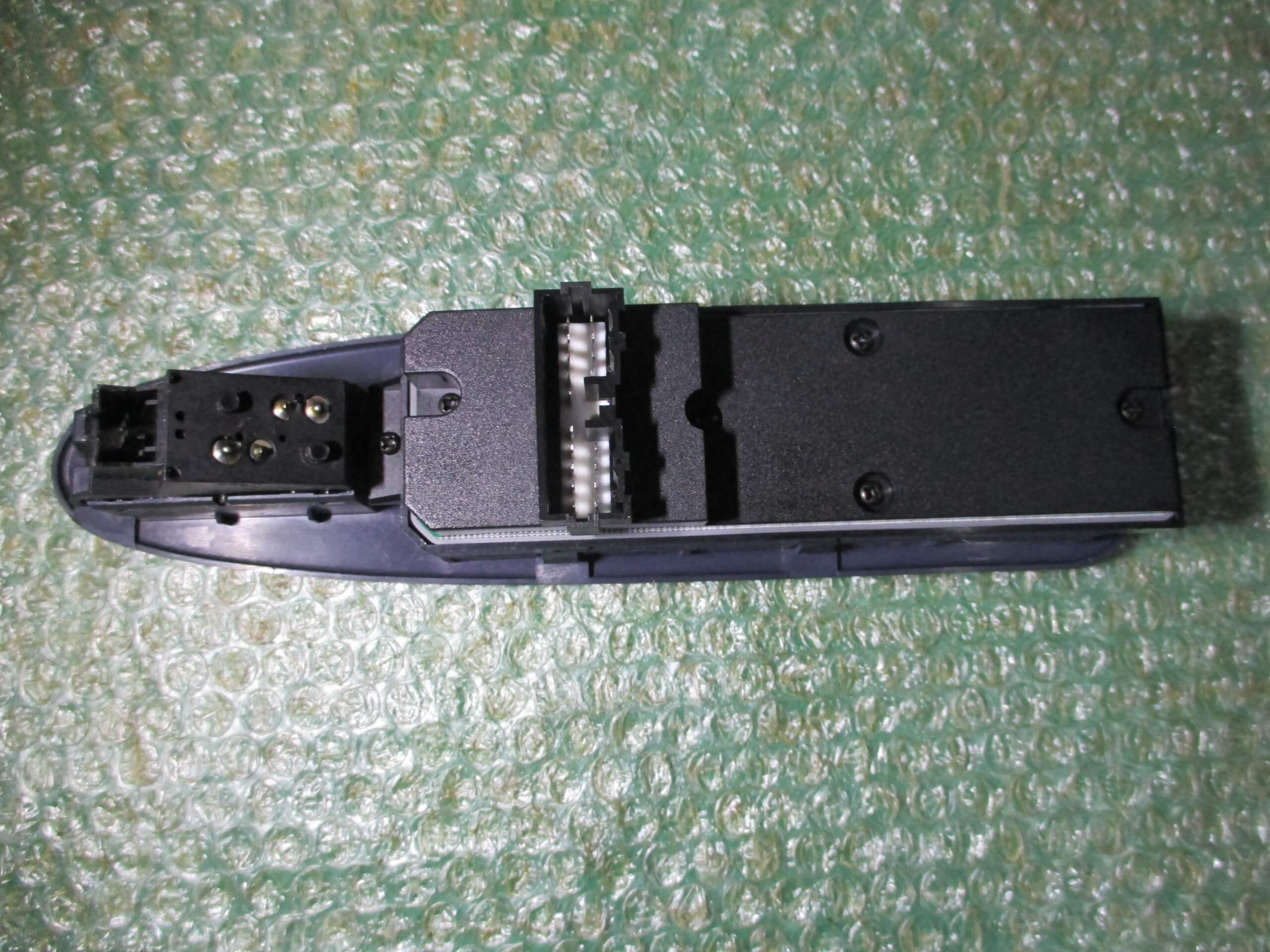 BOTONERA ELEVALUNAS DE PUERTA DEL CONDUCTOR MR792841 MITSUBISHI CARISMA (2002-2004) - Imagen 3