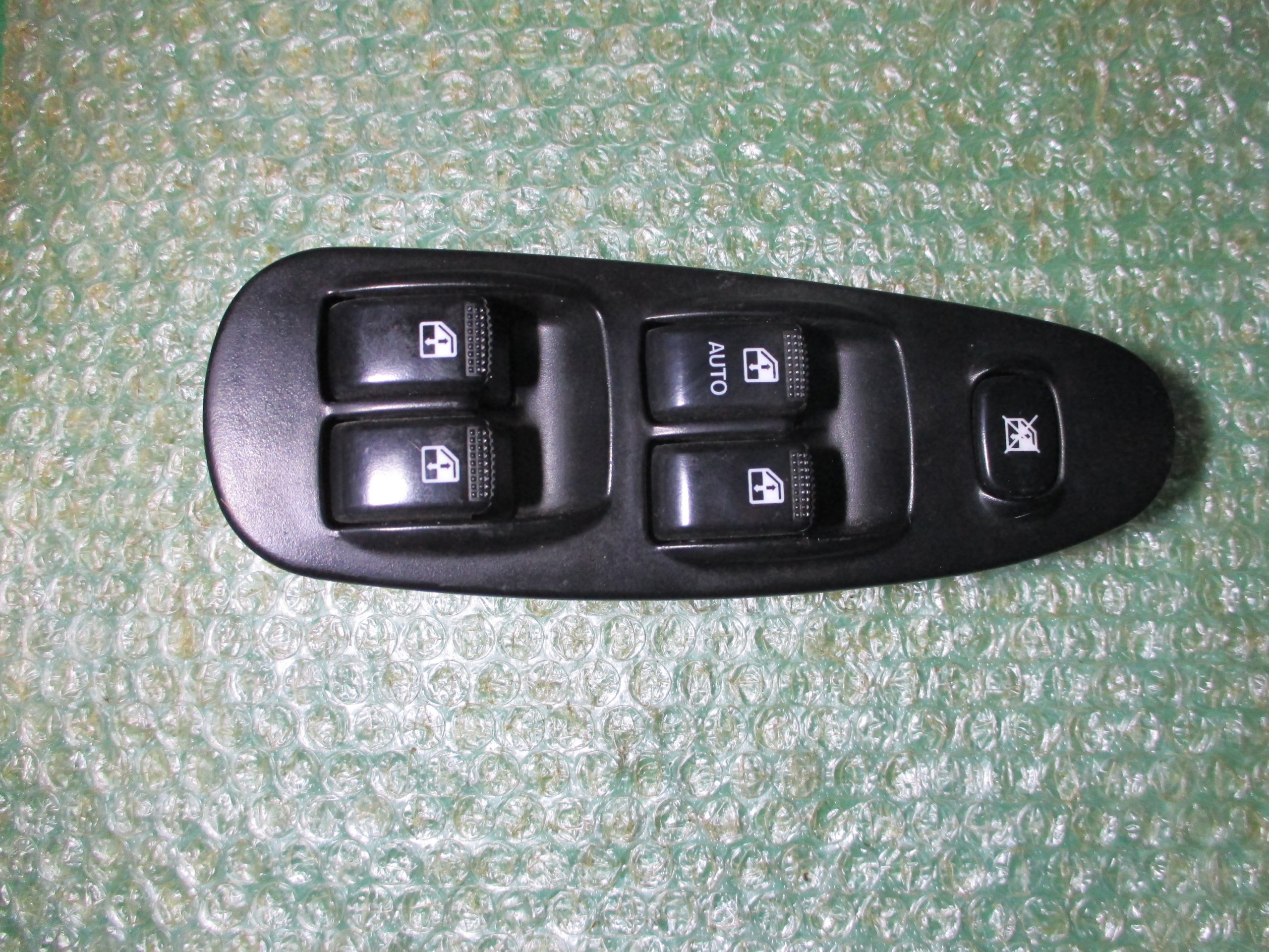 BOTONERA ELEVALUNAS DE PUERTA DEL CONDUCTOR 0K2N-466350A KIA SHUMA II (2002-2004)