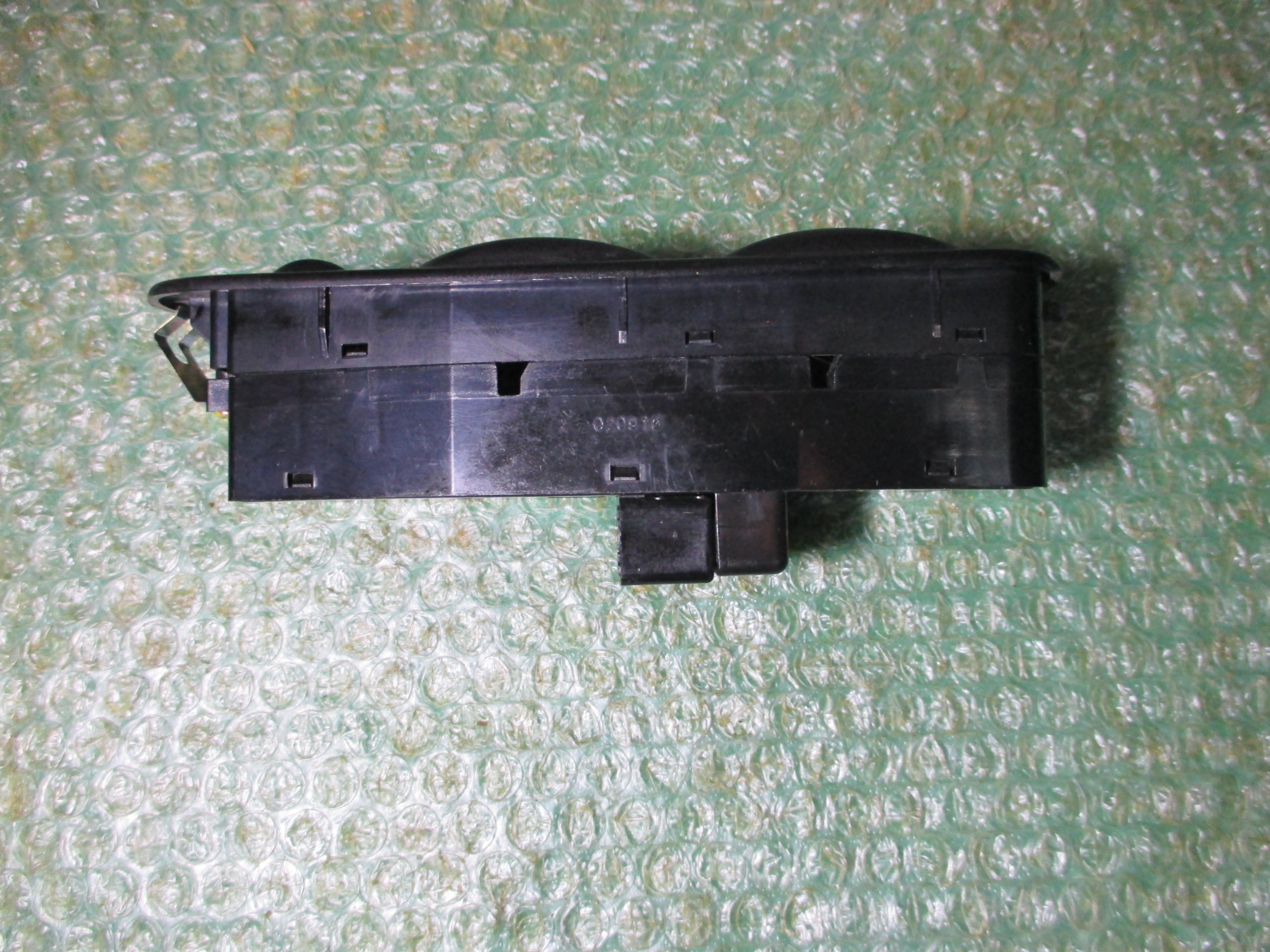 BOTONERA ELEVALUNAS DE PUERTA DEL CONDUCTOR 0K2N-466350A KIA SHUMA II (2002-2004) - Imagen 2