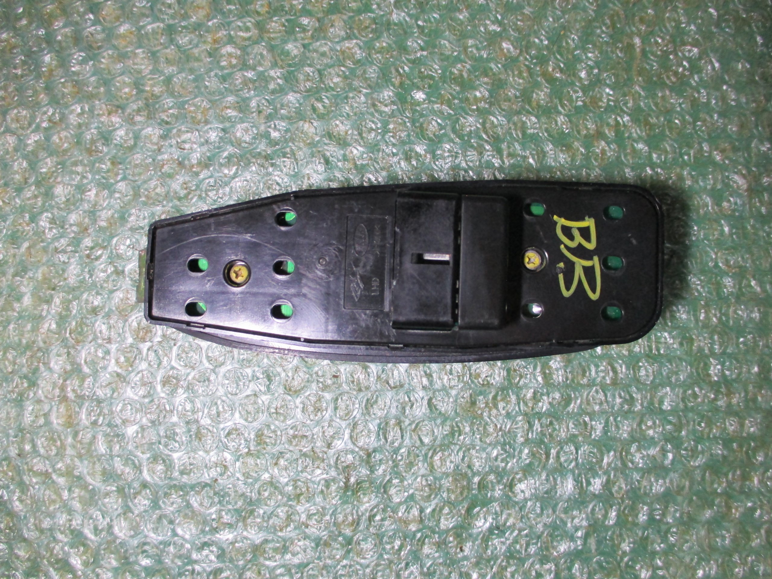 BOTONERA ELEVALUNAS DE PUERTA DEL CONDUCTOR 0K2N-466350A KIA SHUMA II (2002-2004) - Imagen 3