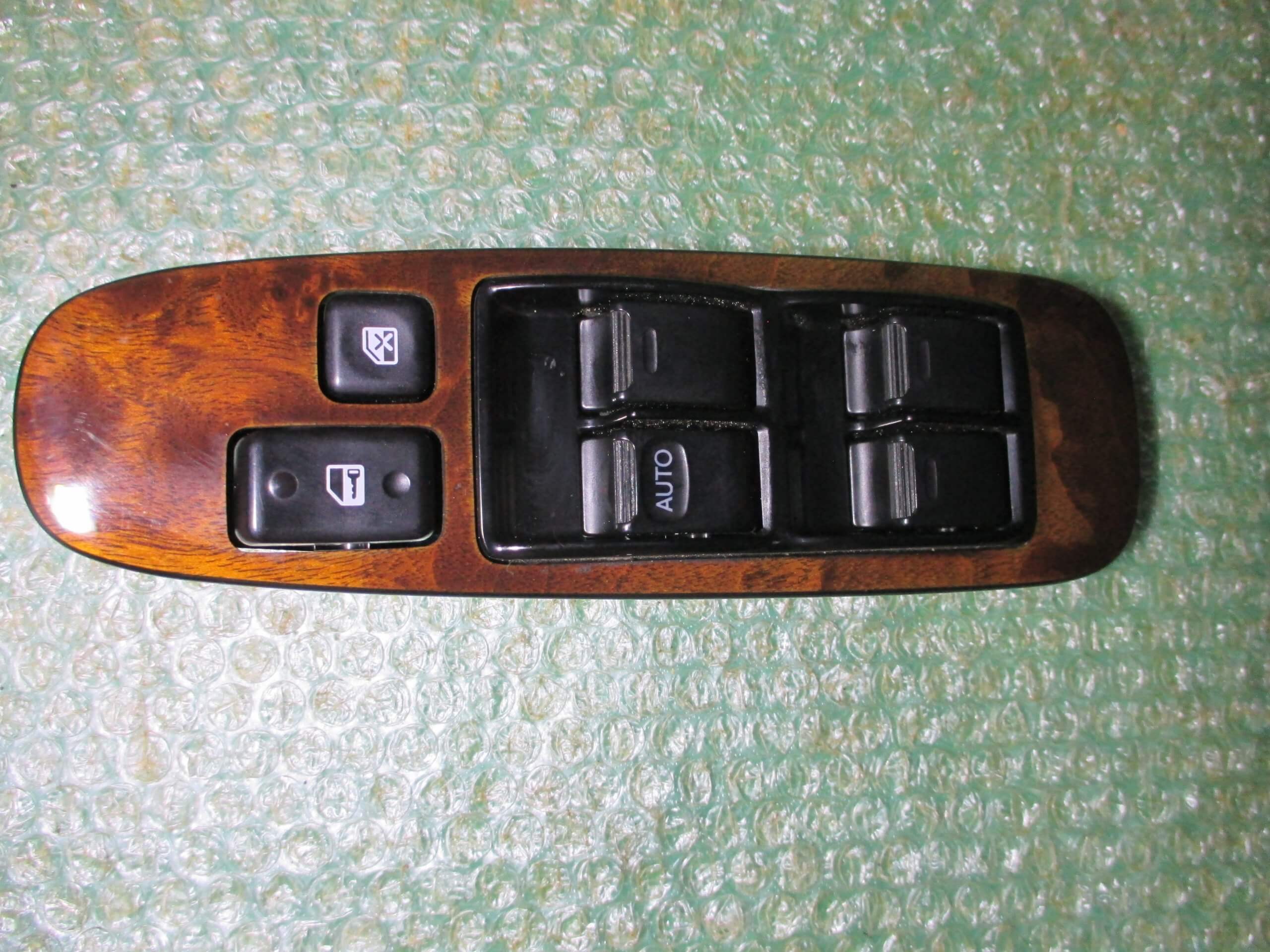 BOTONERA ELEVALUNAS DE PUERTA DEL CONDUCTOR 74233-50030 LEXUS GS400 (1998-2005)