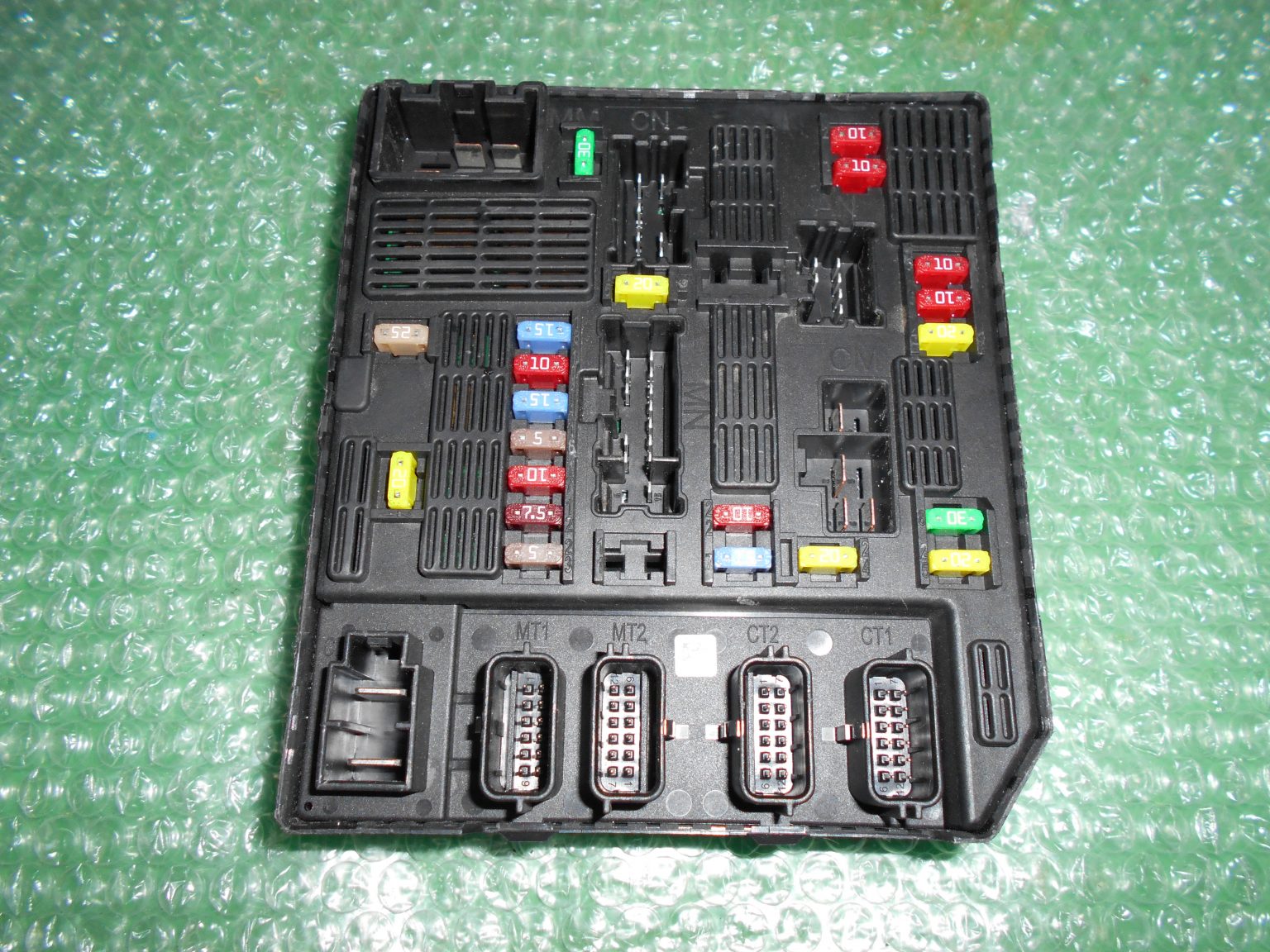 MODULO DE FUSIBLES BSM DEL MOTOR 284B67924R RENAULT SCÉNIC III (20092015) Recambios Hernandez