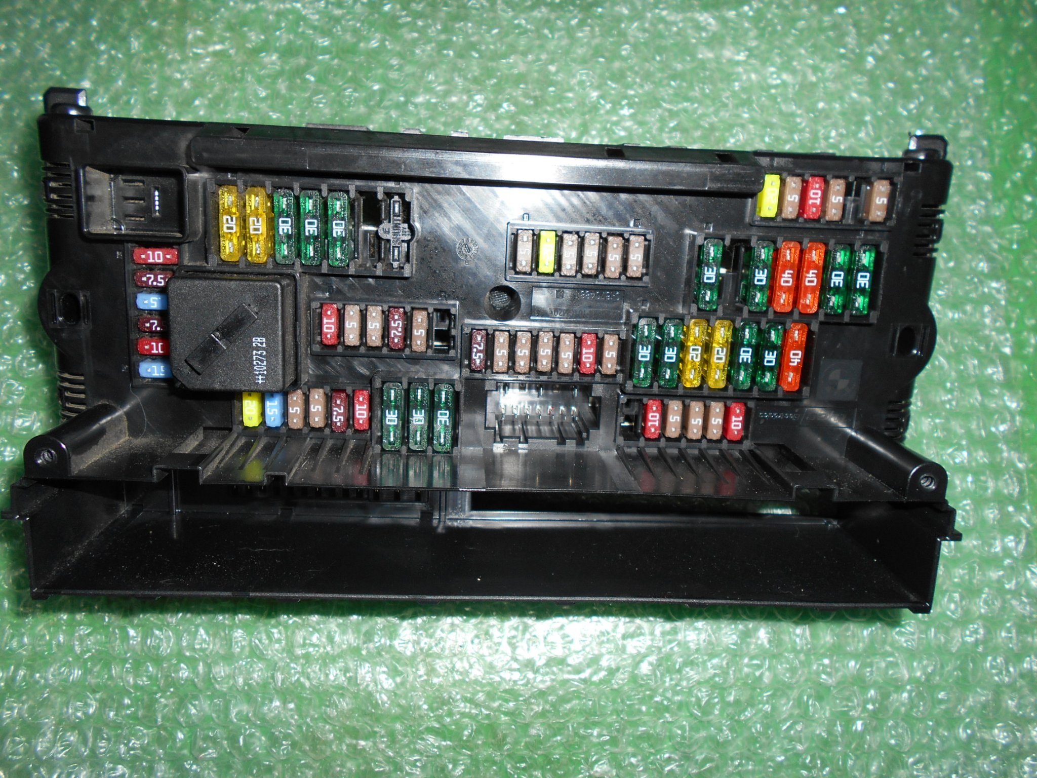 CAJA DE FUSIBLES DISTRIBUCION DE CORRIENTE DELANTERA 6114921086101 CAJA DE FUSIBLES DISTRIBUCION DE CORRIENTE DELANTERA 6114921086101