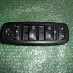 BOTONERA ELEVALUNAS DE PUERTA DEL CONDUCTOR 68029021AB DODGE CALIBER - DODGE JOURNEY - CHRYSLER 300C (2006-2012)