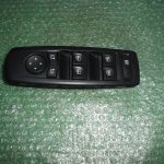 BOTONERA ELEVALUNAS DE PUERTA DEL CONDUCTOR 809610007R RENAULT LAGUNA III - RENAULT MEGANE III - RENAULT FLUENCE 5 PUERTAS (2008-2016)