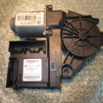 MOTOR ELEVALUNAS DE PUERTA DELANTERA IZQUIERDA 1K0959701M - UNIDAD ELECTRÓNICA 1K0959793J VOLKSWAGEN GOLF V (2004-2009)
