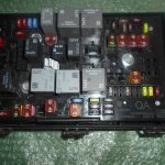MODULO DE FUSIBLES BSM DEL MOTOR 13302309 (QA) CHEVROLET CRUZE - OPEL INSIGNIA 2.0 CDTI (2008-2015)