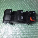 BOTONERA ELEVALUNAS DE PUERTA DEL CONDUCTOR 35750-SWA-G011-M2 HONDA CR-V (2007-2011)