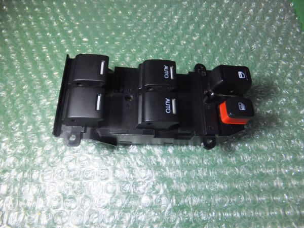 BOTONERA ELEVALUNAS DE PUERTA DEL CONDUCTOR 35750-SWA-G011-M2 HONDA CR-V (2007-2011)