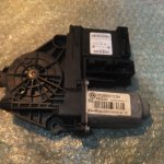 MOTOR ELEVALUNAS DE PUERTA DELANTERA DERECHA 1T0959702M - UNIDAD ELECTRONICA 1K0959792Q VOLKSWAGEN TOURAN - VOLKSWAGEN CADDY III - SKODA OCTAVIA II (2004-2010)