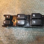 BOTONERA ELEVALUNAS DE PUERTA DEL CONDUCTOR 93570-1D1003W KIA CARENS II (2006-2013)