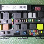 MODULO DE FUSIBLES BSM DEL MOTOR 13220435 (JC) OPEL ASTRA H - OPEL ZAFIRA B (2004-2009)