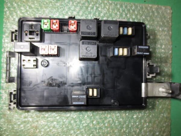 MDULO DE FUSIBLES BSM DEL MOTOR 04692170AH CHRYSLER 300C (2004-2010)